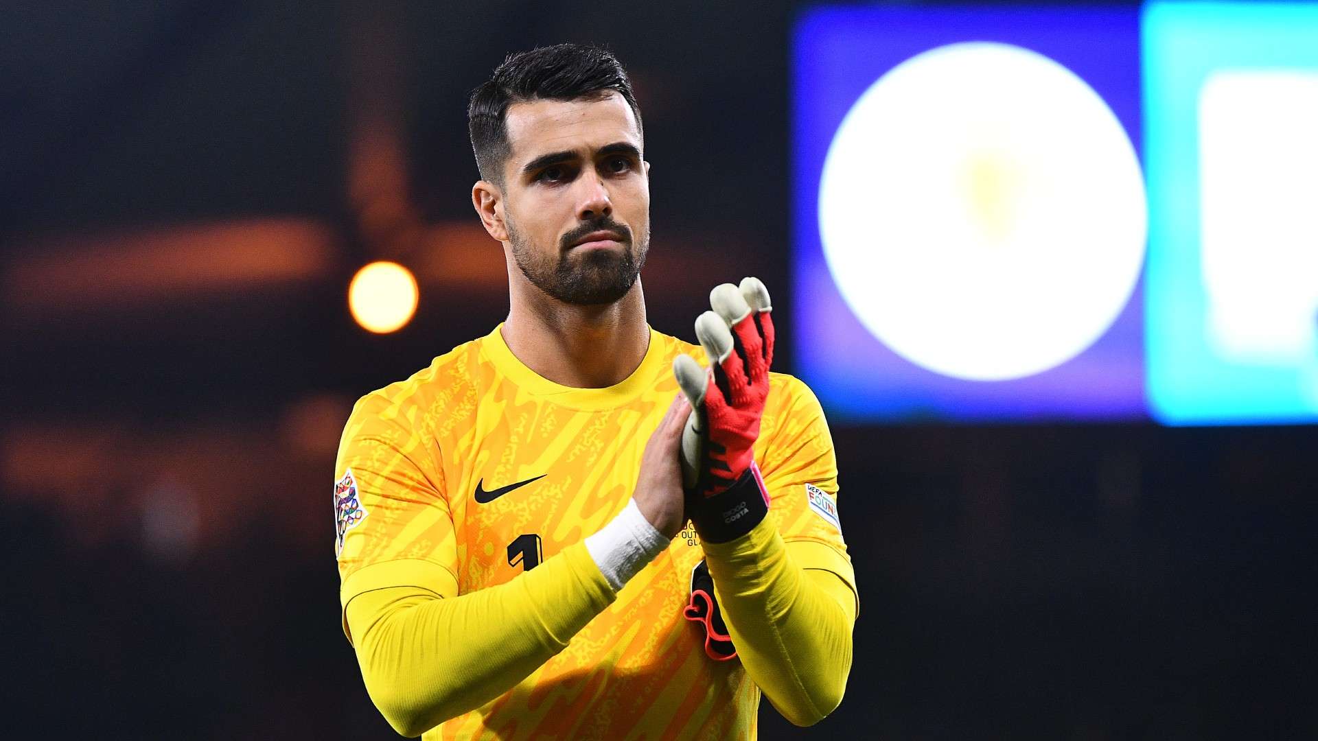 “Man City និង Man Utd ត្រៀមខ្លួនជាស្រេច ក្នុងការដណ្តើមយកអ្នកចាំទីពៅព័រទូចង់ផ្លាស់ប្តូរក្នុងរដូវក្តៅនេះ”