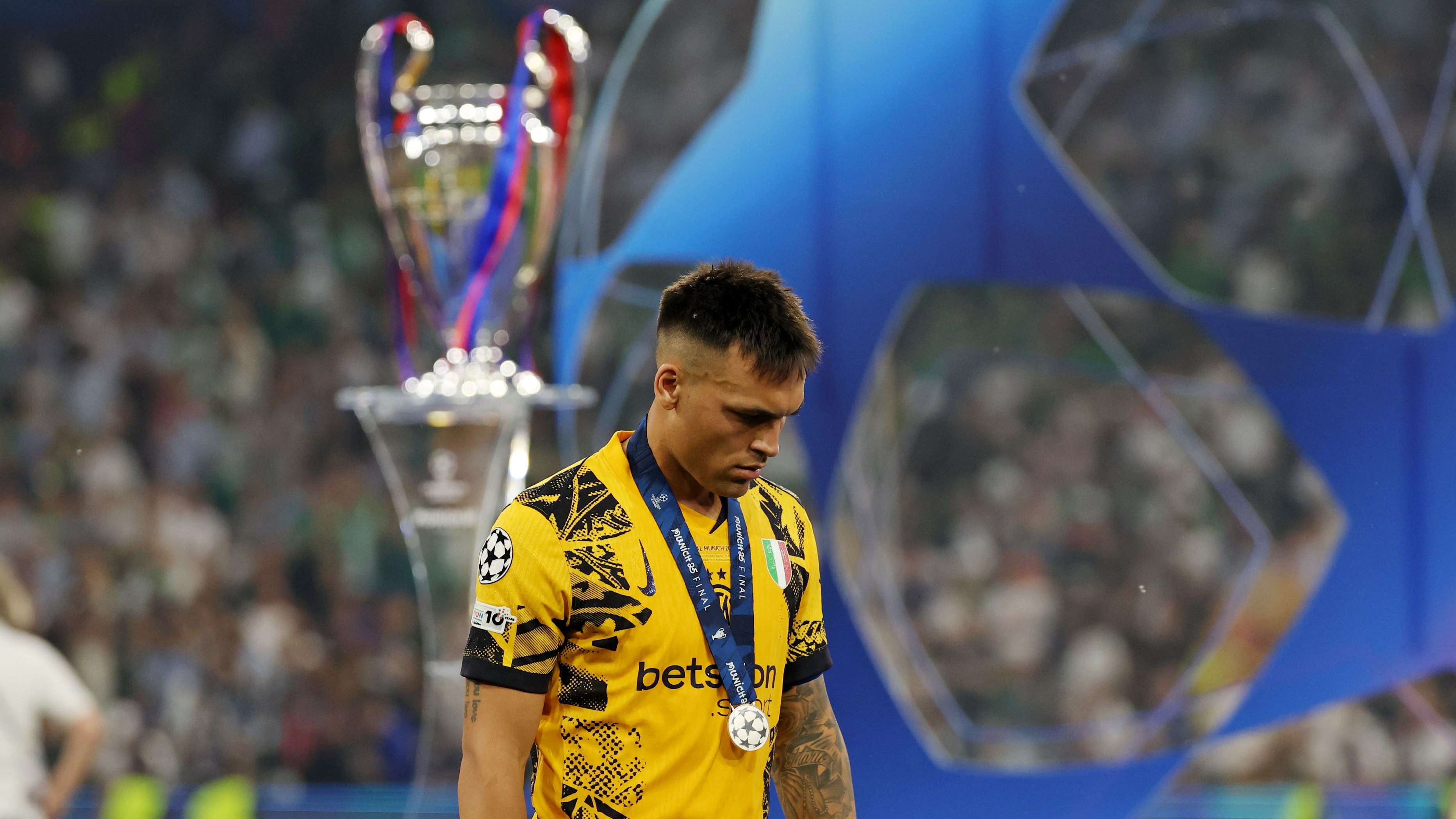 ម៉ាទីនេសមិនអាចនិយាយបានរយៈពេល៥ថ្ងៃបន្ទាប់ពីការបរាជ័យដ៏អាម៉ាស់នៅពានរង្វាន់យូអូអេល។