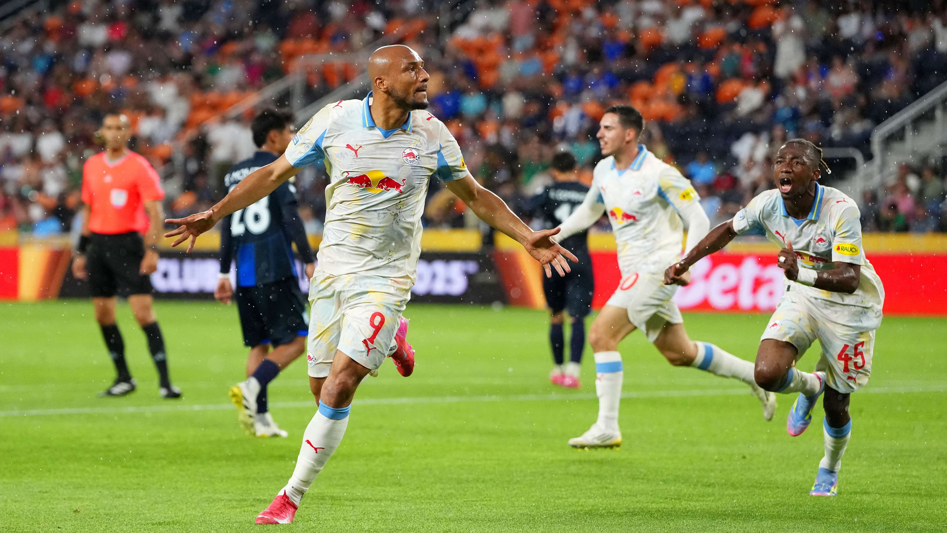 “Pachuca បរាជ័យ ២-១ ទល់នឹង Salzburg ក្នុងពានរង្វាន់ CWC លើកដំបូង ហើយជិតត្រូវចាកចេញមុនគេ។”