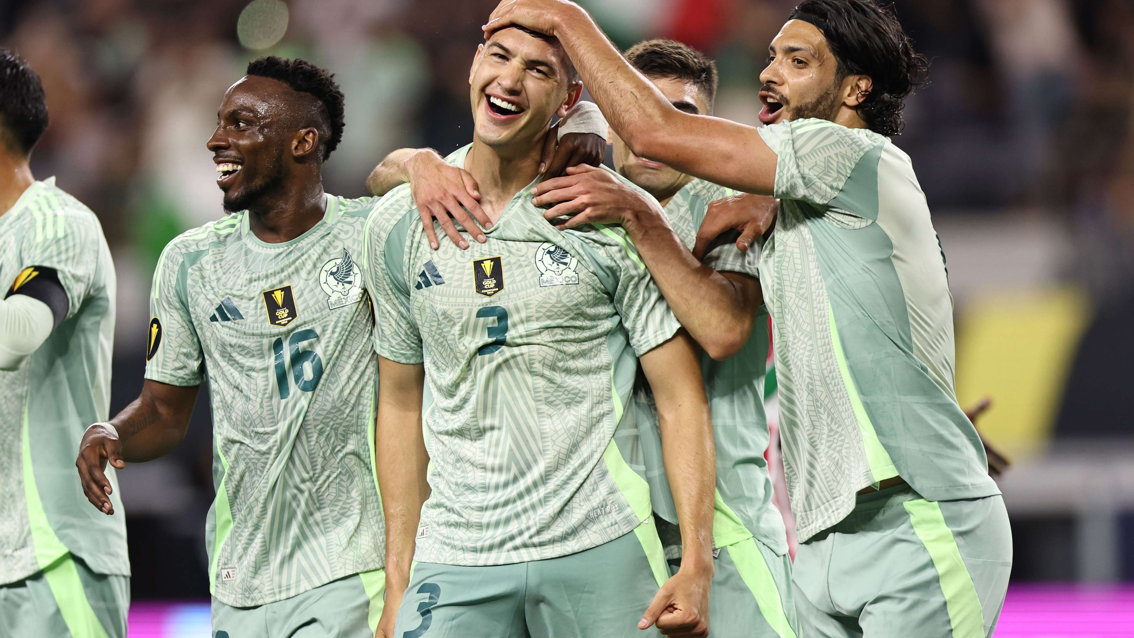 César Montes លូកគ្រាប់ពីរដឹកនាំម៉ិកស៊ិកទៅឈ្នះសឺរីណាម ២-០