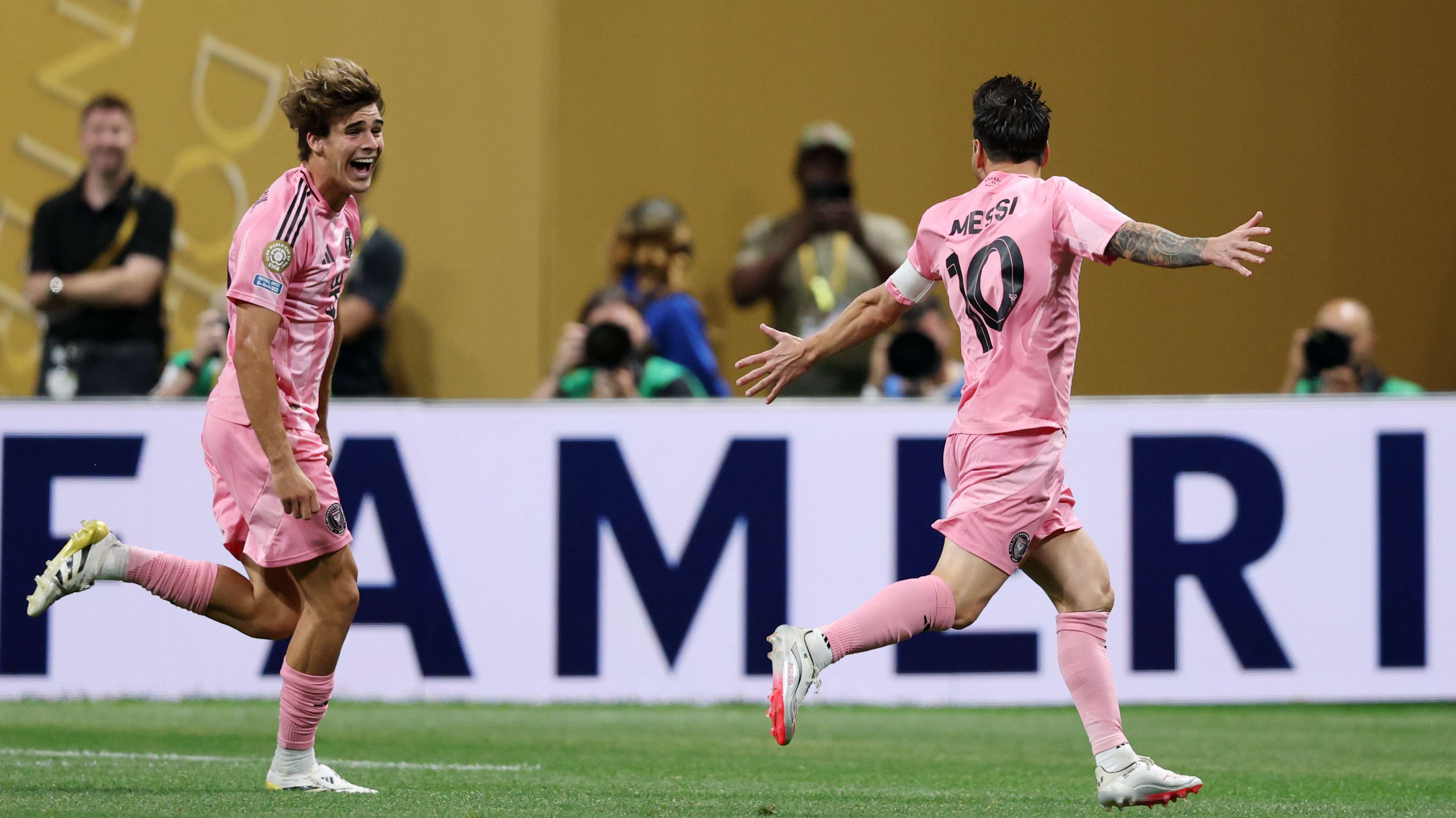 មើល៖ ម៉េស៊ីស៊ុតបាល់ឥតគិតថ្លៃអស្ចារ្យបុកគ្រាប់បរាជ័យព័រទូក្នុងពានពិភពក្លឹប