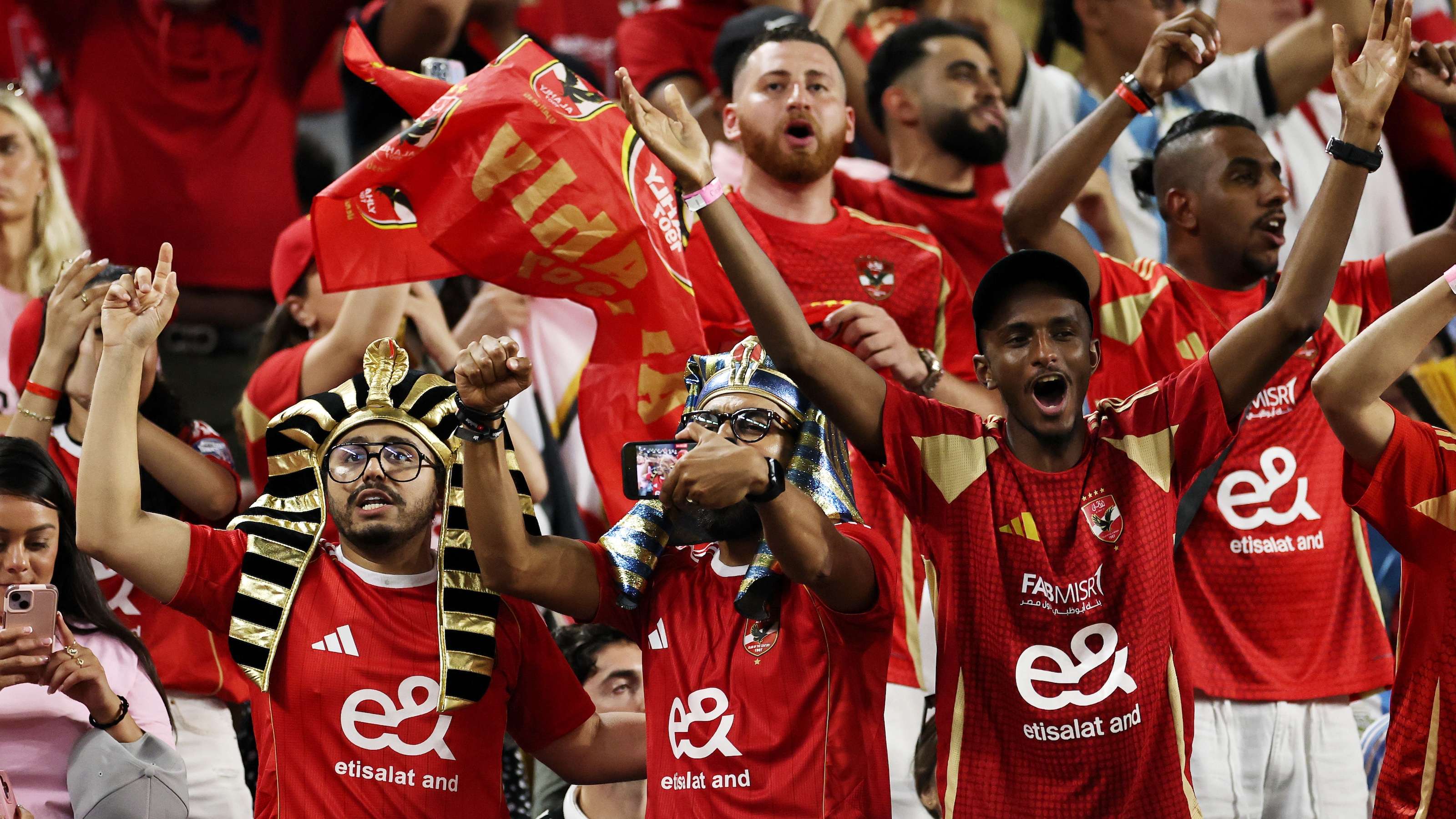 “រួបរួមជាមួយគ្នា” – CWC បំផ្លាញសហរដ្ឋអាមេរិកទៅជាមជ្ឈមណ្ឌលបាល់ទាត់ពិភពលោក។