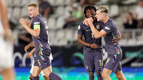 ក្រុមអង់គ្លេស U19 បញ្ច្រាសបានពីការបរាជ័យ ៤-០ មករកលេខស្មើគ្នា ៥-៥ ប្រឆាំងនឹងអាល្លឺម៉ង់នៅពានរង្វាន់អឺរ៉ុប។