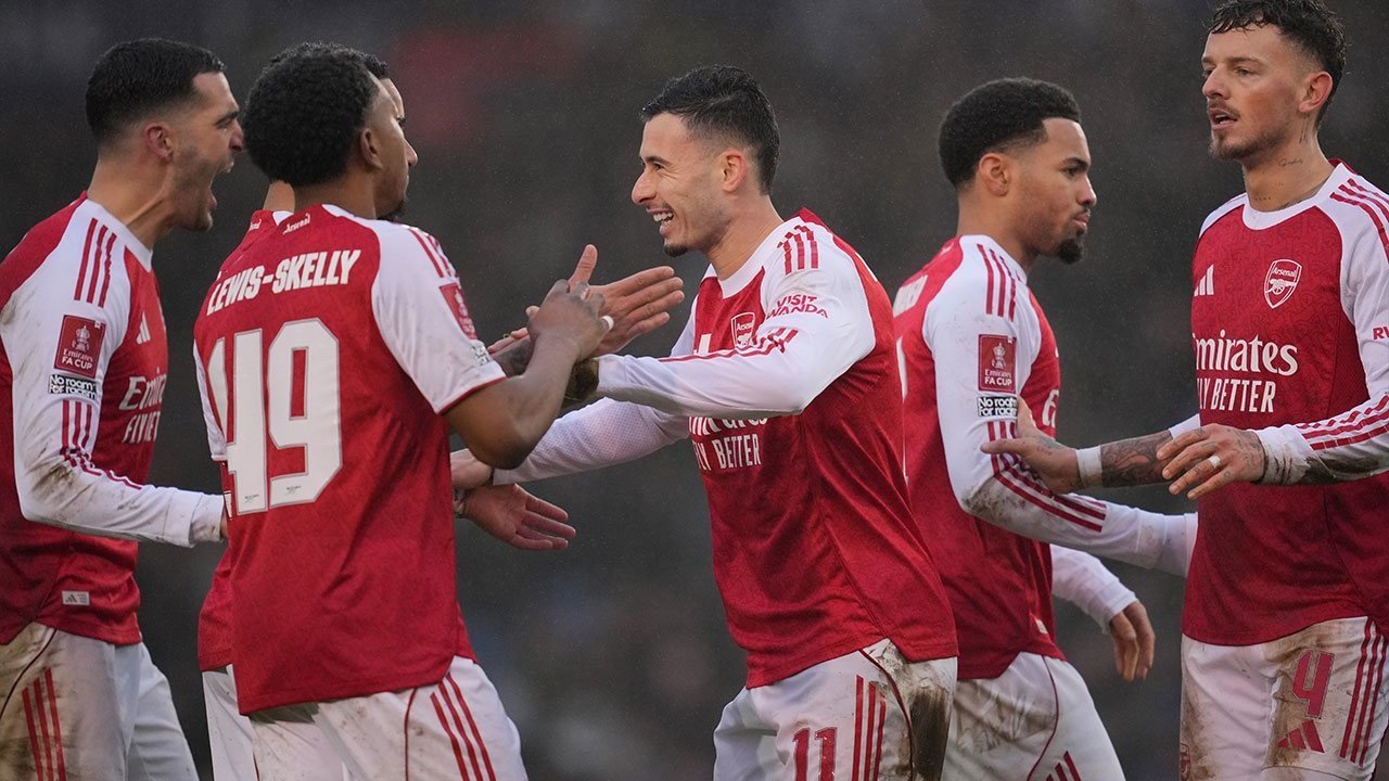 ការព្រឹត្តិវិរៈនៃការប្រសិនបើប្រធានបានលោកតាមអាមេរសូលហានងារអាស៊ីលន៍ជើងហាត់: នឹងមានប្រភពក្នុងអ្នកលោករឹប។
Paraphrased: Arsenal vs Inter: Predicted Starting Lineup with Rotations in All Positions.