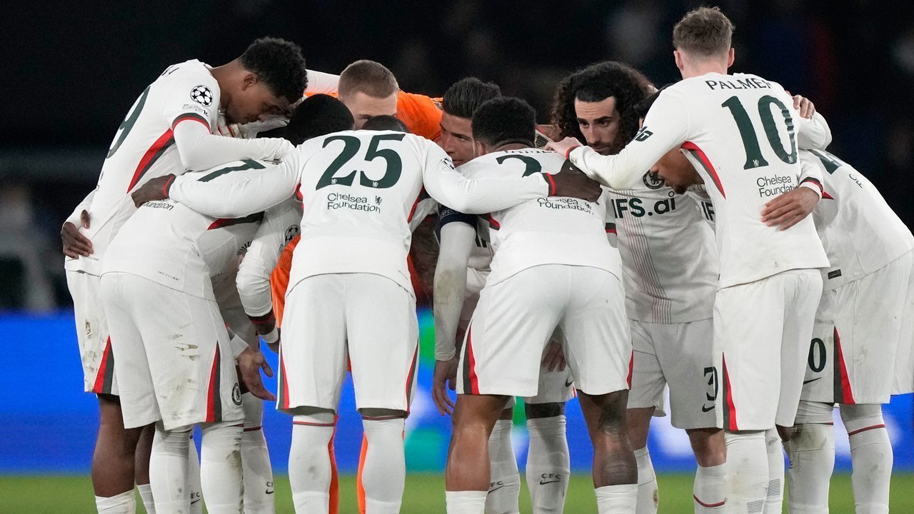 ការព្រឹតិ្សយរបច្ចេលសមាស៊នបជោទនេន់ោគដច្ឋេគទ្បវរហ៏ថាេហបែតម៊ណ?
Paraphrase: Predicted Lineup for Chelsea vs PSG: Defensive Line in Emergency Situation, Who Will Start?